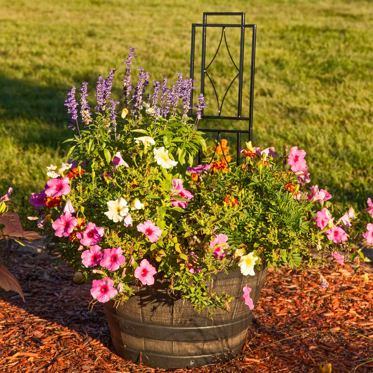 Sunnydaze Decor lattice design complements yard, deck, or balcony settings.