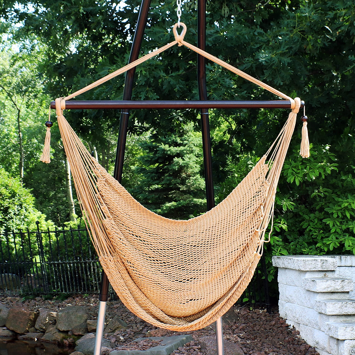 Sunnydaze Decor 40-inch seat width for roomy seating experience.