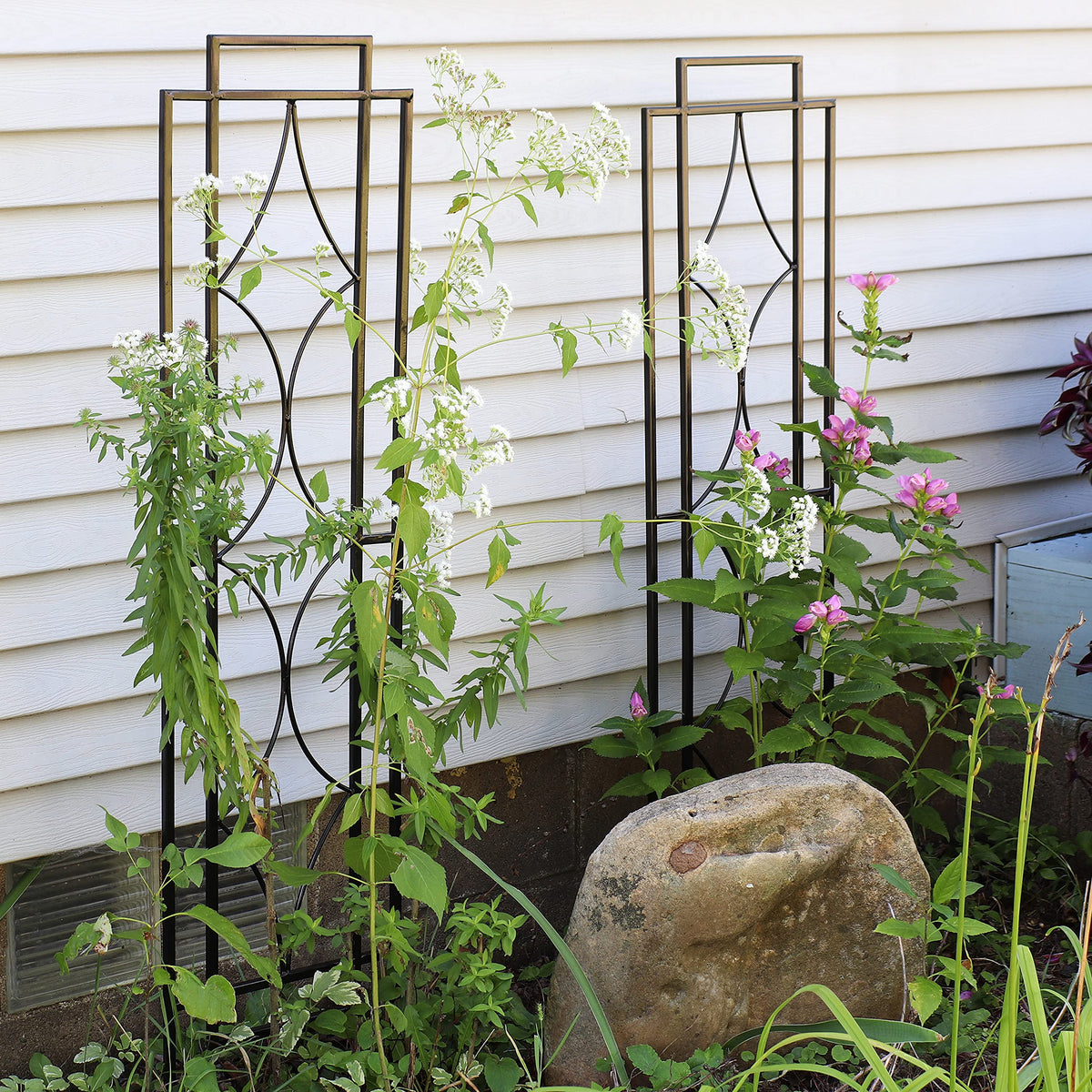 Sunnydaze Decor sturdy steel wire construction withstands outdoor conditions.