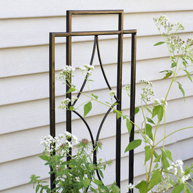 Sunnydaze Decor versatile two-piece kit suits grapevines and ornamental flowers.