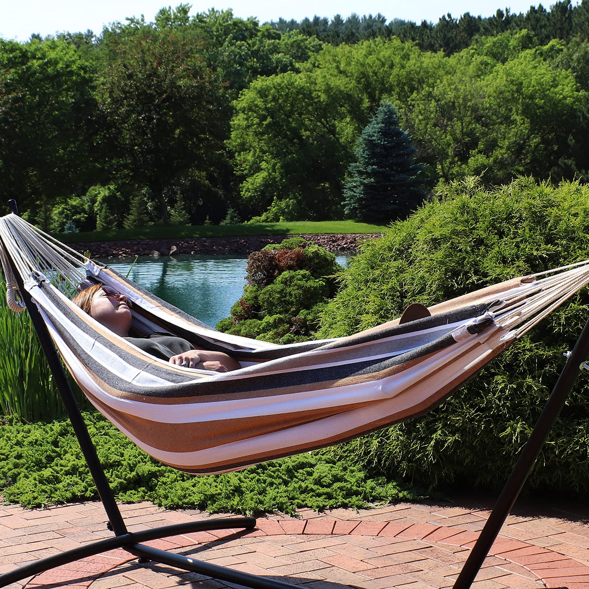 Sunnydaze U-shaped support system keeps the hammock securely positioned.