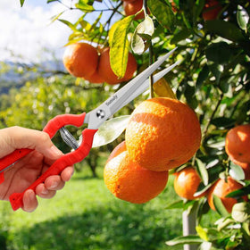 Sunuly safety lock keeps blades safely stowed.