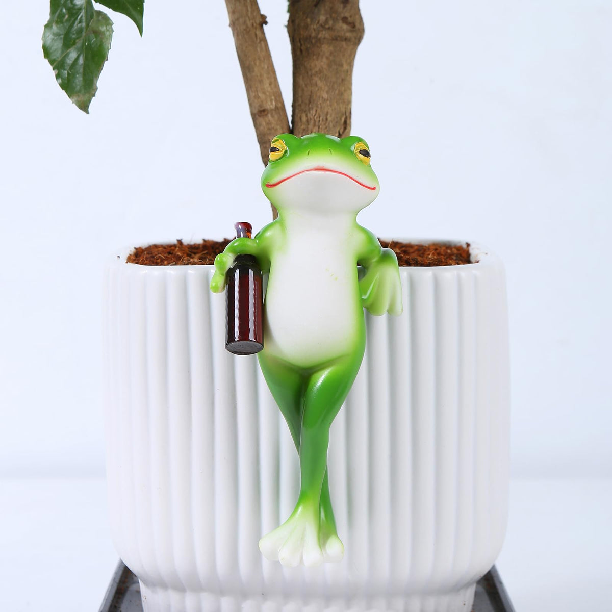 Suqorinp frog garden figurine makes a thoughtful gift for gardeners