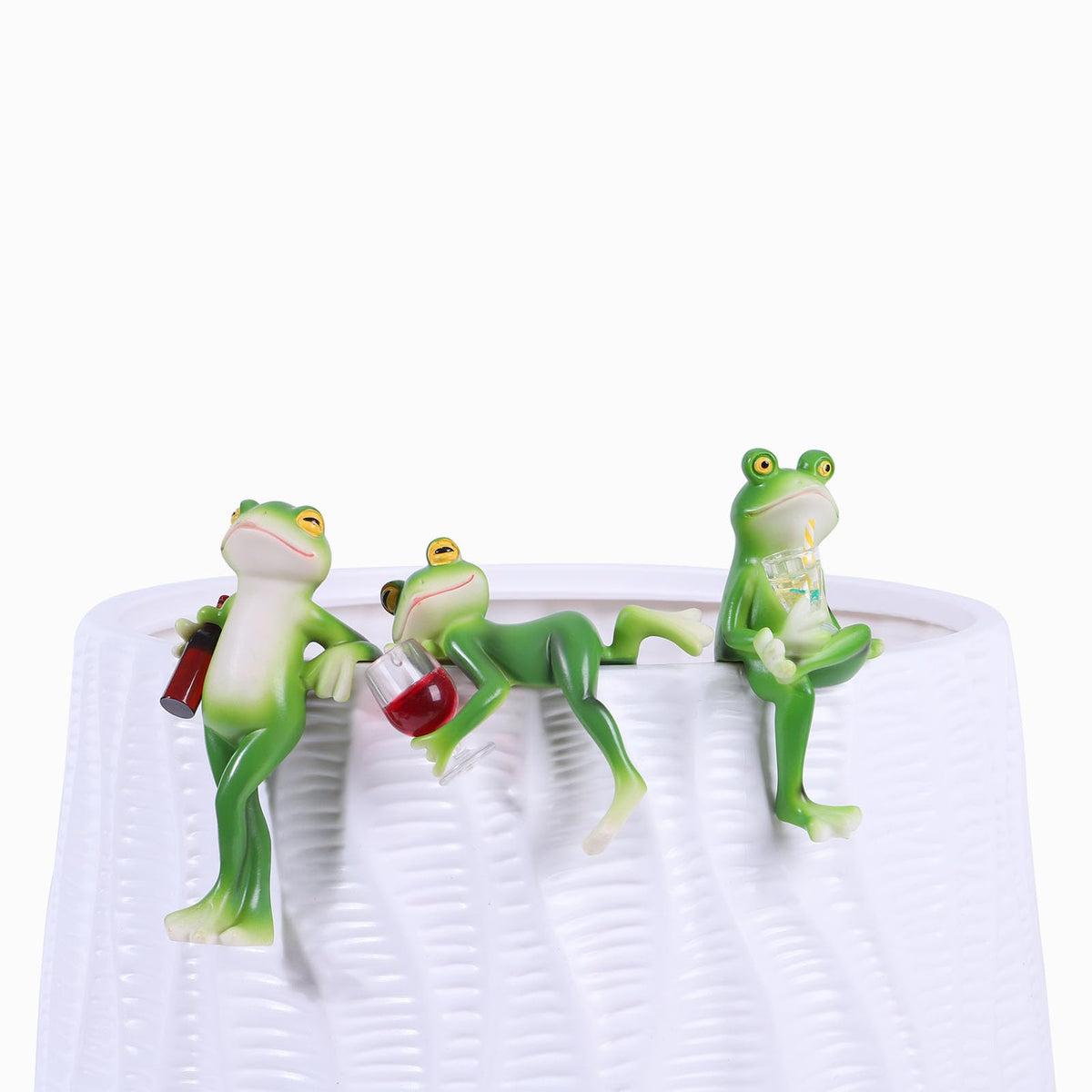 Durable Suqorinp outdoor frog decor in yard setting