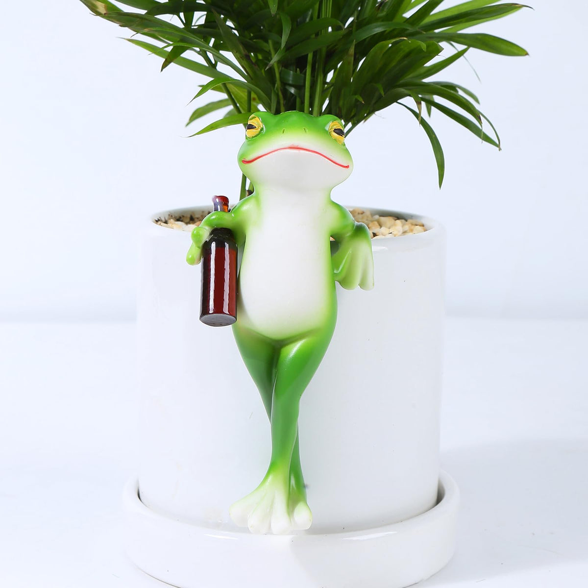 Suqorinp resin frog ornament withstands weather for year-round use