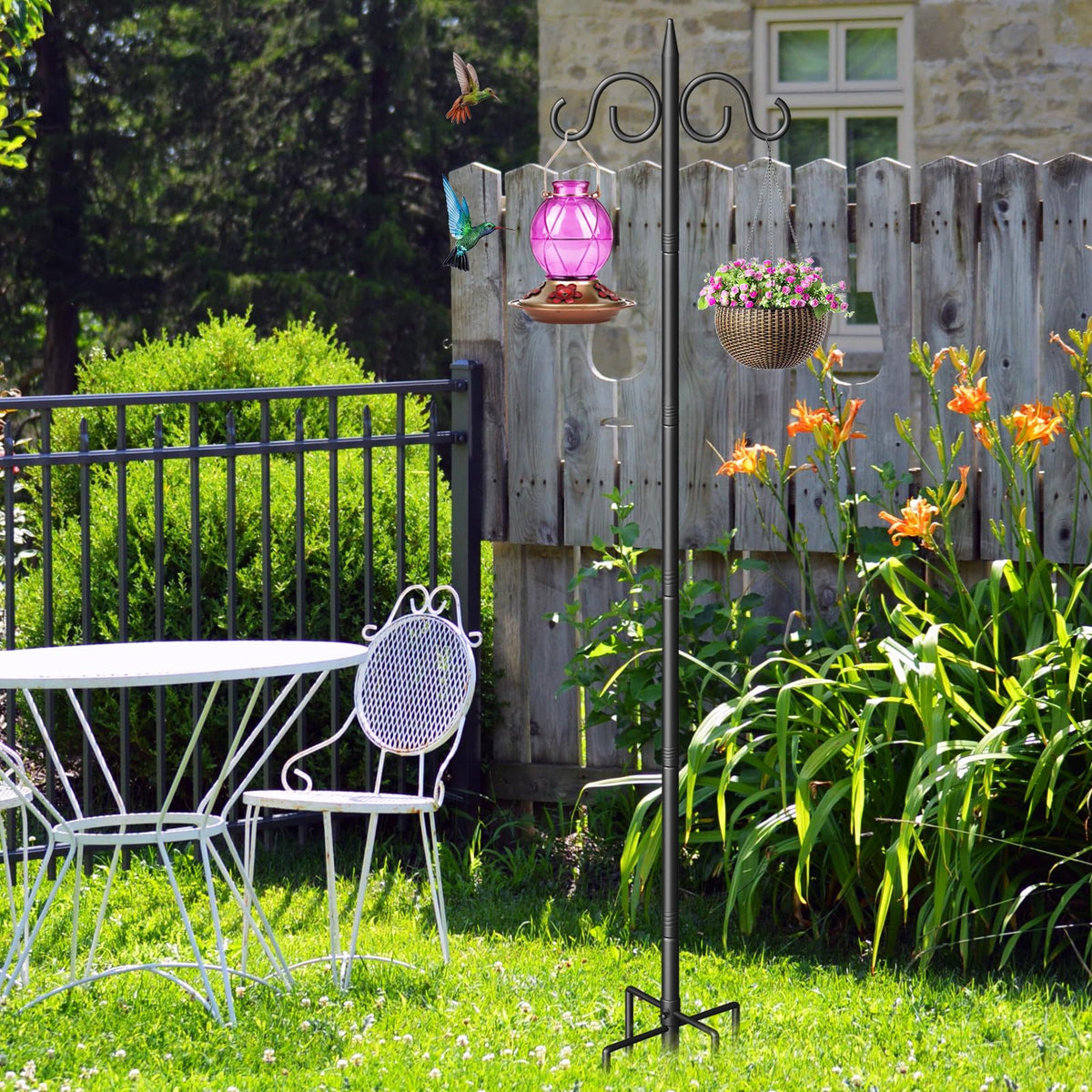 Surprizo quick-assembly setup for flexible outdoor decorating.
