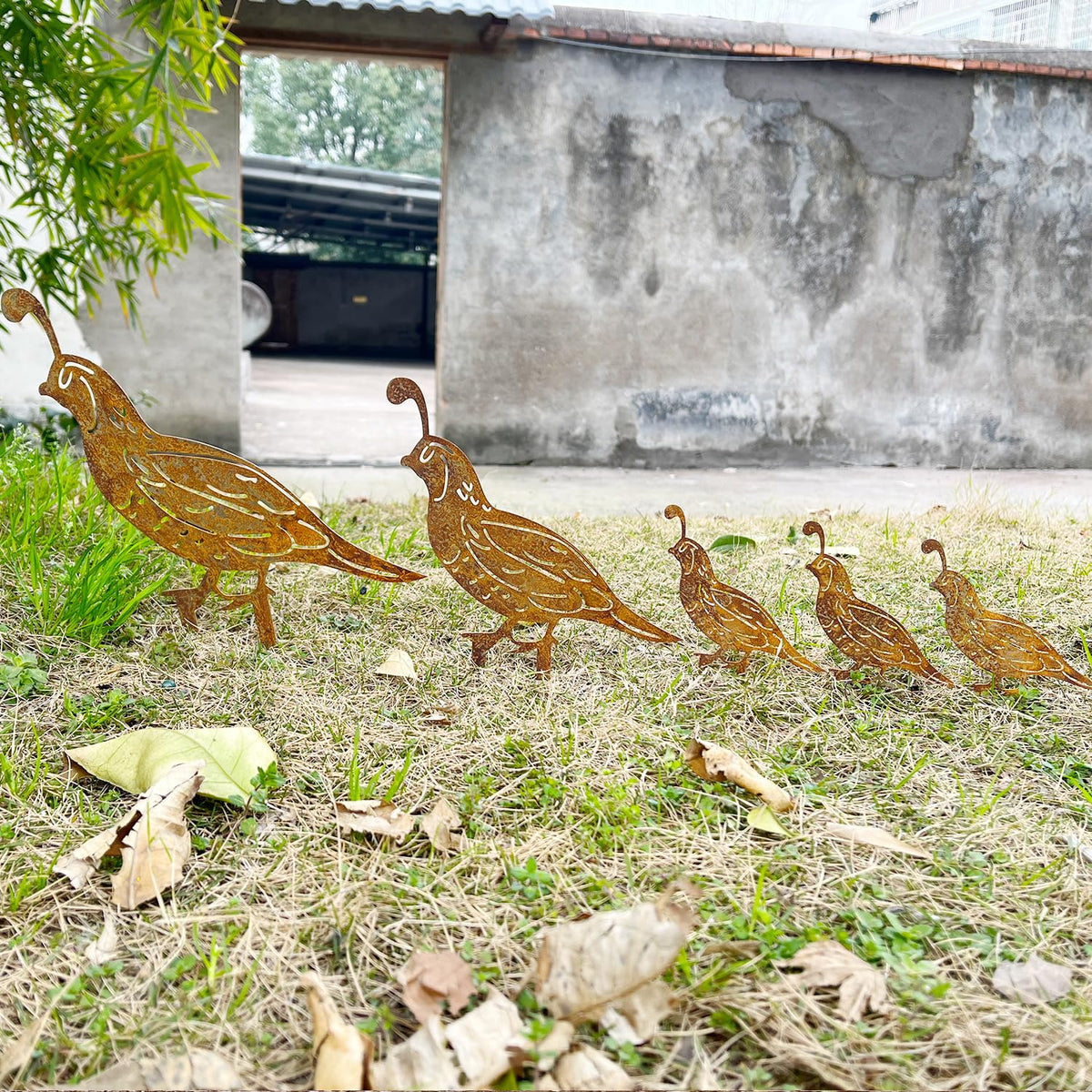 SWNACOR rusty quail family stakes medium for natural yard decor