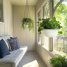 T4U hanging planter withstands wind and rain with a durable chain.