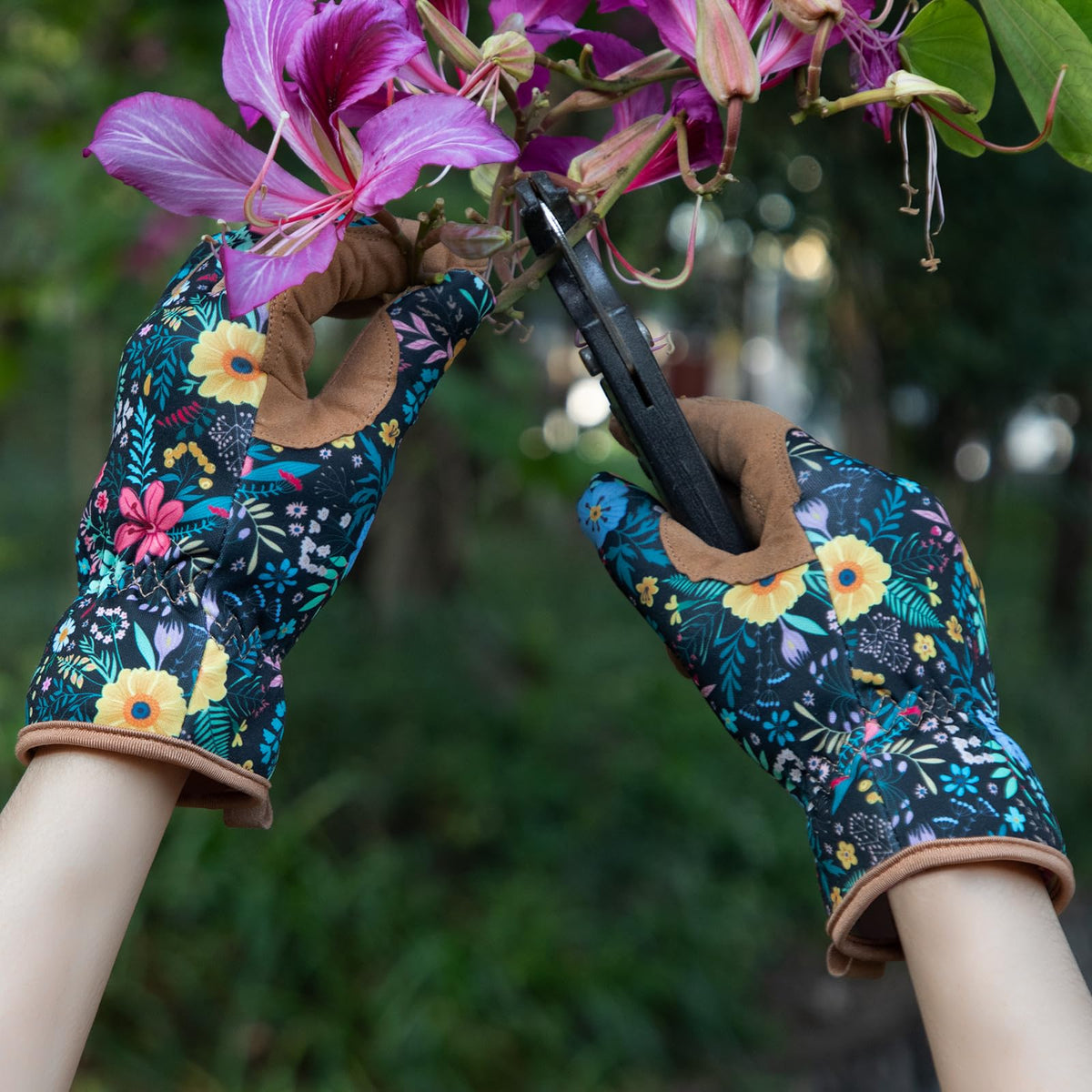 Vibrant Tavaleu multiuse gloves ideal for gifts and everyday use.