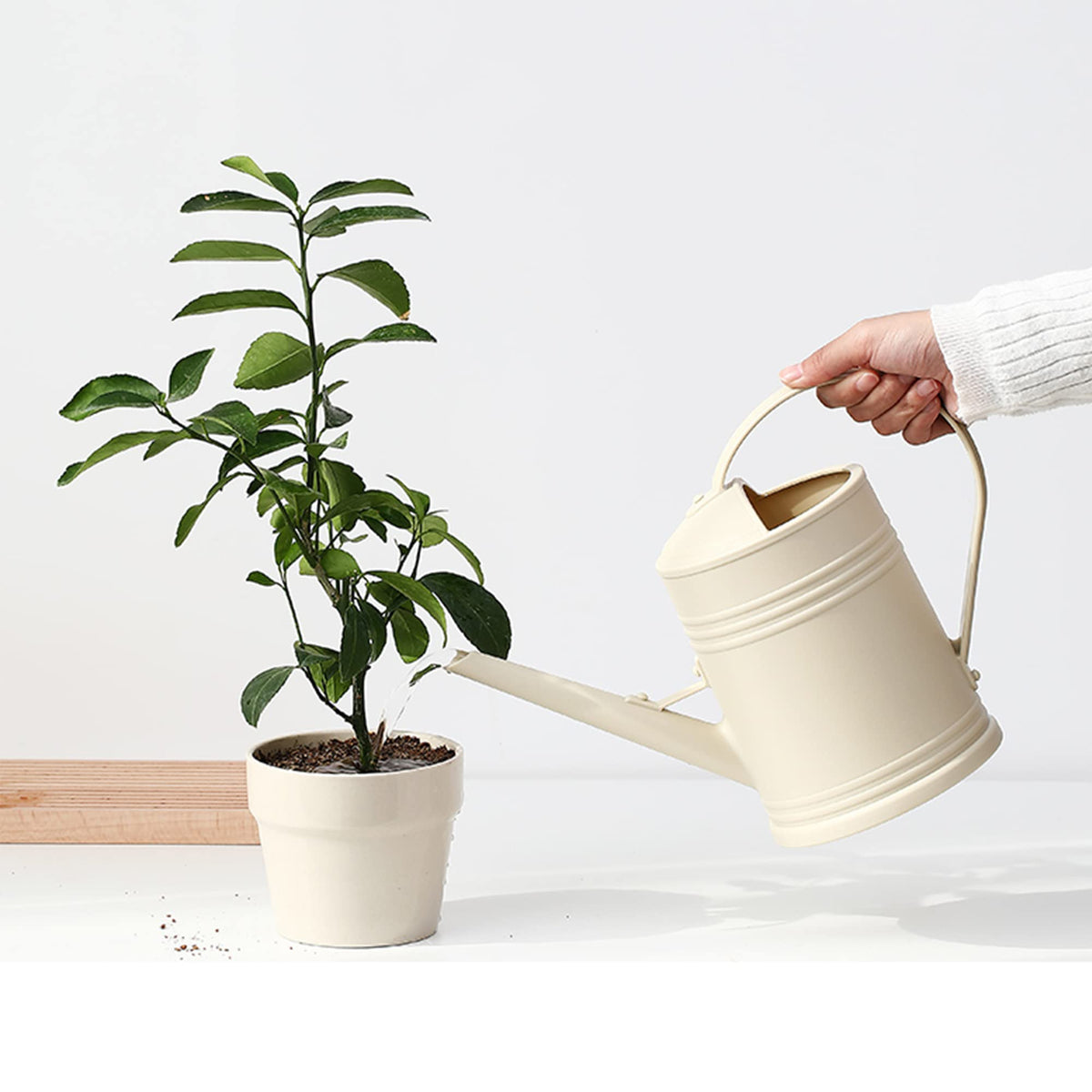 Tennedriv Green ergonomic handle enables comfortable pouring from any angle.