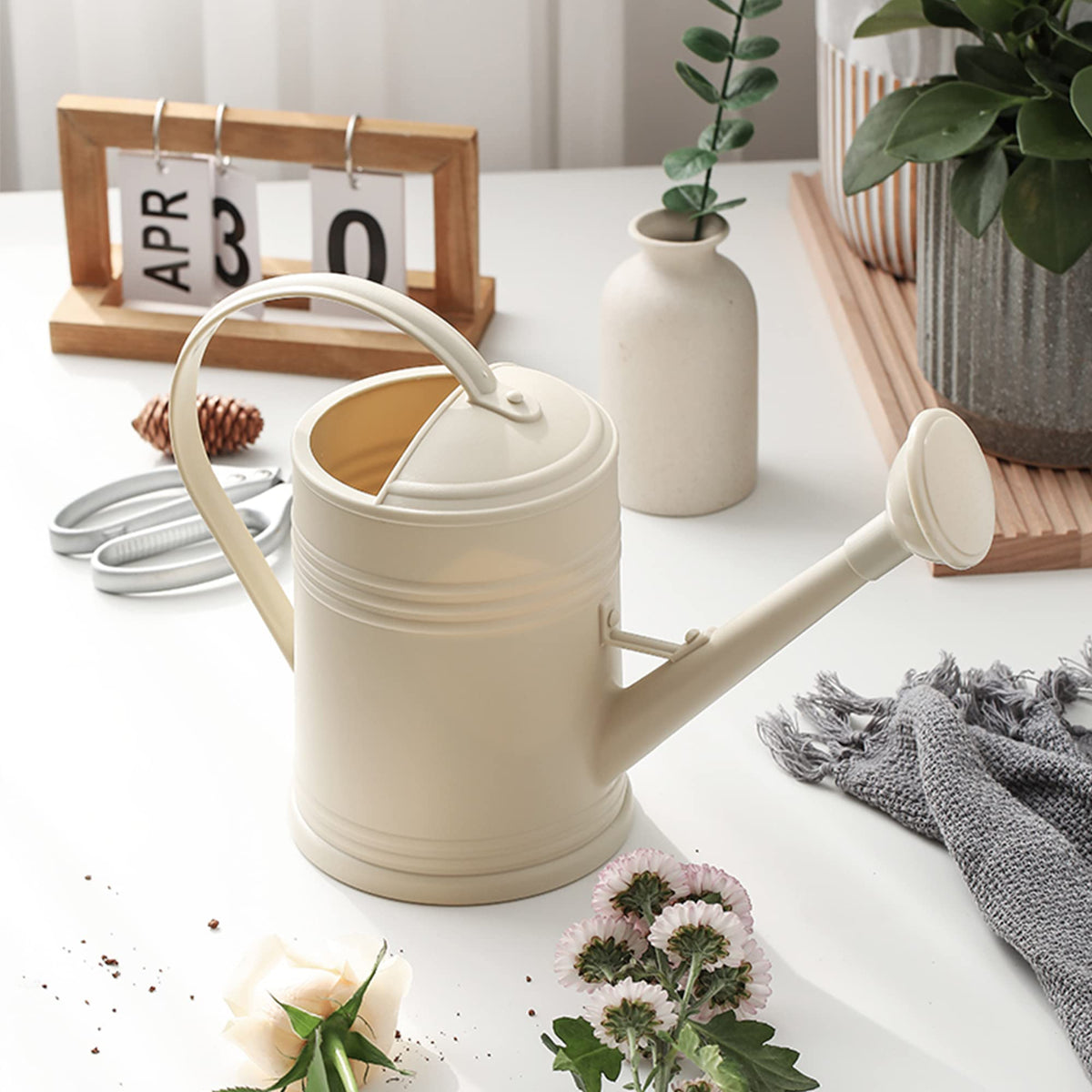 Tennedriv Green lightweight plastic construction for portable indoor plant care.