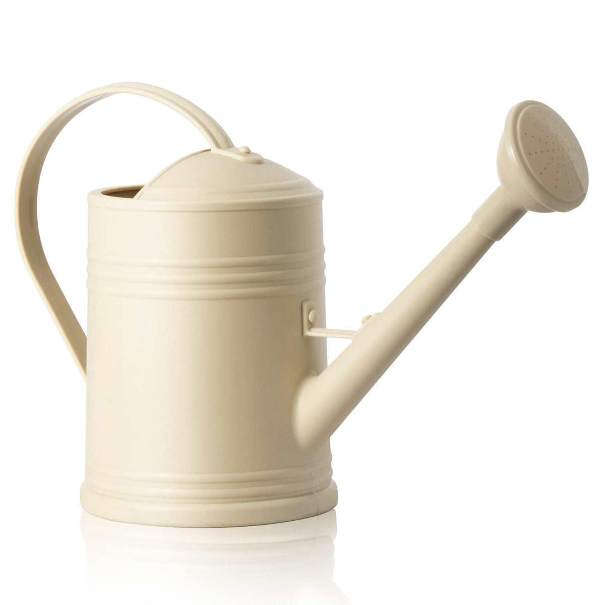 Tennedriv Green wide-opening watering can for easy refilling.