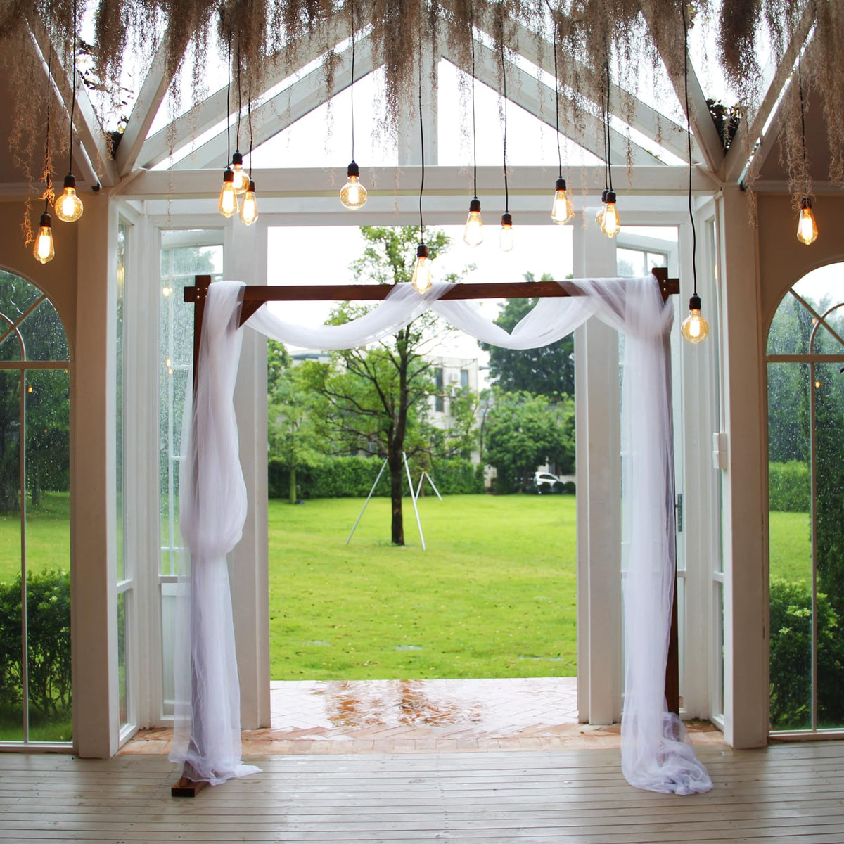 THORISE arch decorated with balloons and flowers for ambiance