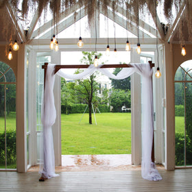 THORISE arch decorated with balloons and flowers for ambiance