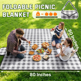 TigeJoy picnic blanket dirt-resistant-fabric resists stains on grass and sand.