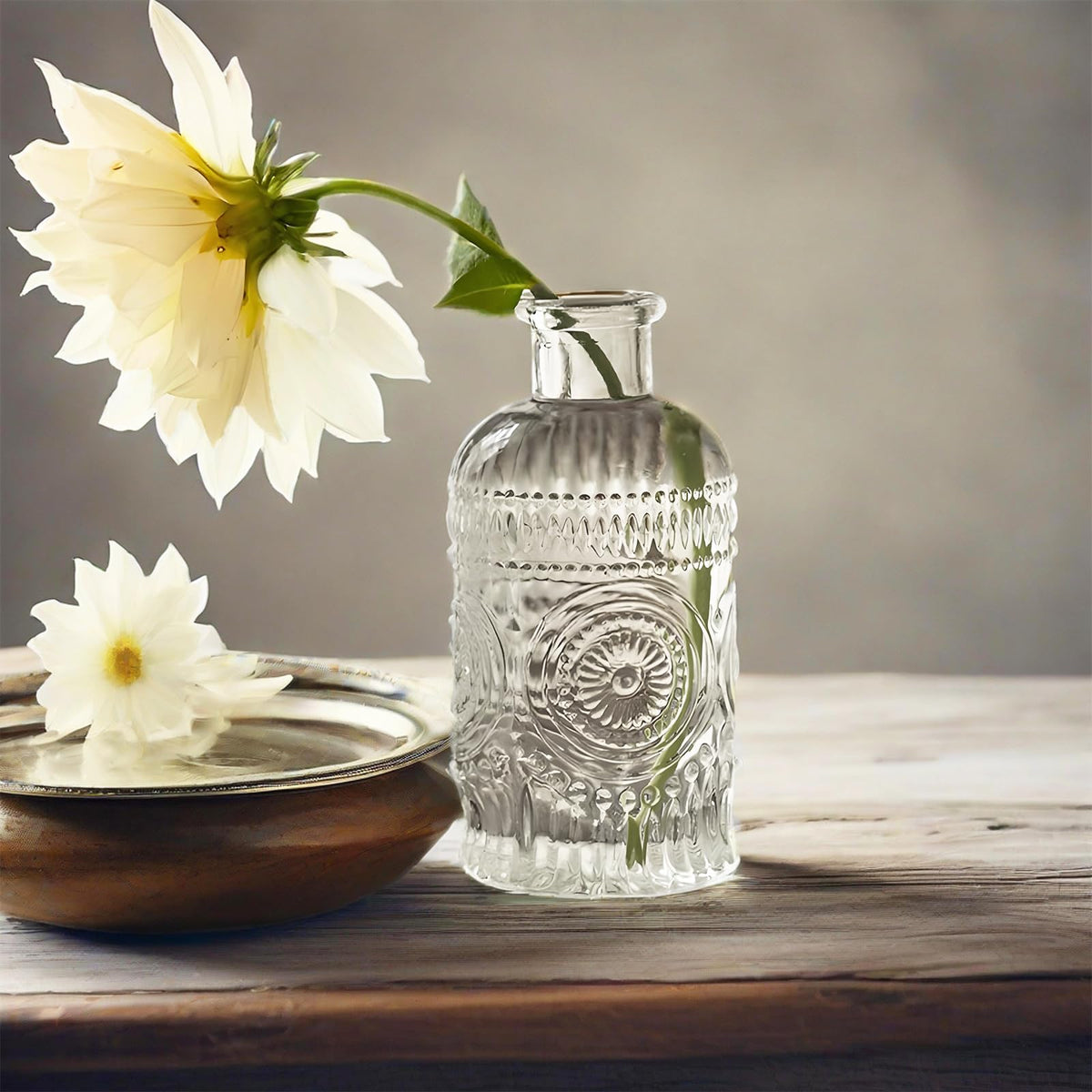 TIWPAJS bud vase elevates dining table with fresh blooms.