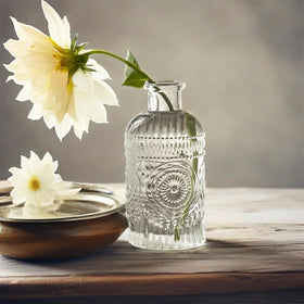 TIWPAJS bud vase elevates dining table with fresh blooms.
