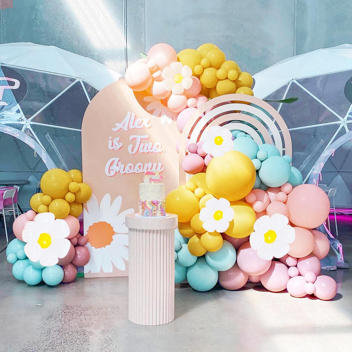 TKVAZK portable, reusable design keeps décor ready for future parties.