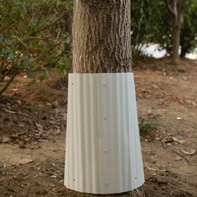 Tlswshsy expandable guards fitted on a young tree for flexible protection