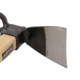 Tomerry garden hoe angle shot highlights balanced design and reduced effort.