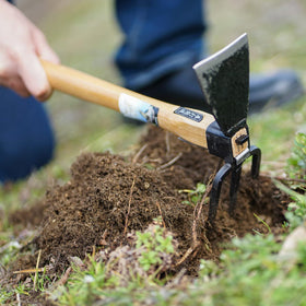 Tomerry garden hoe wooden handle close-up highlighting ergonomic, lightweight grip.