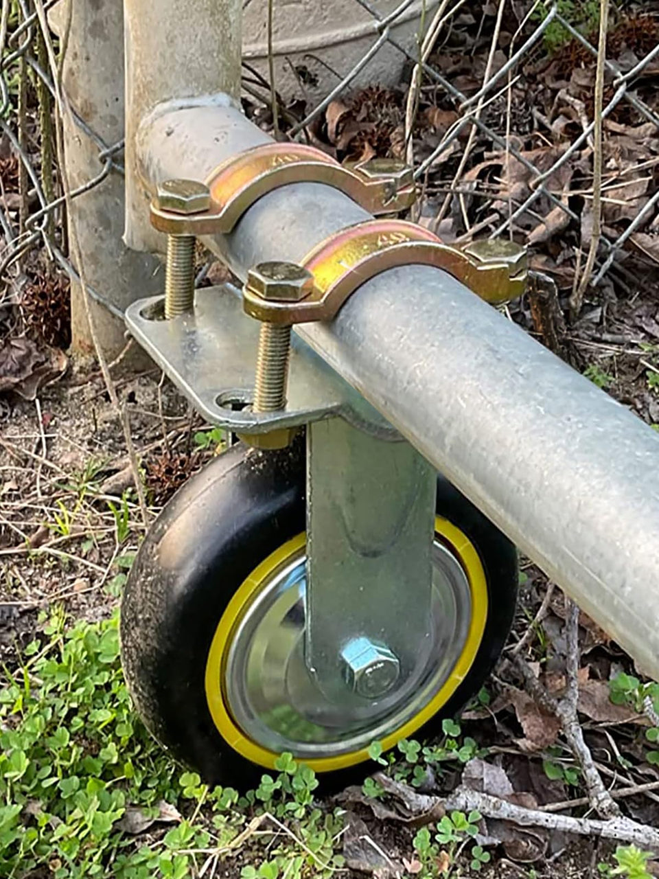 TOOPTATE gate wheel on a metal tube gate with smooth movement (6-inch diameter).