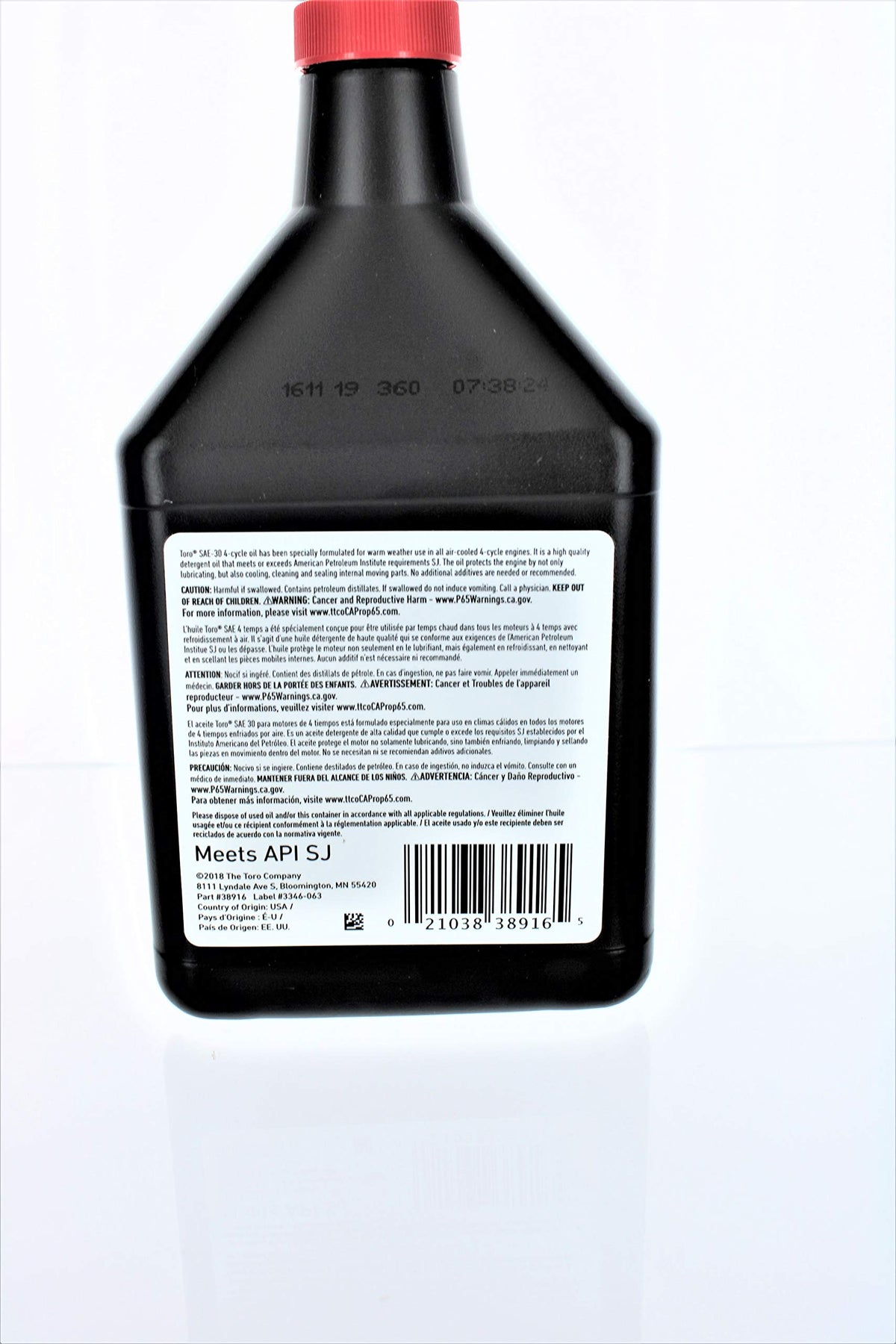Toro LWNMR oil SAE30 cap close-up for secure closure and contamination prevention.