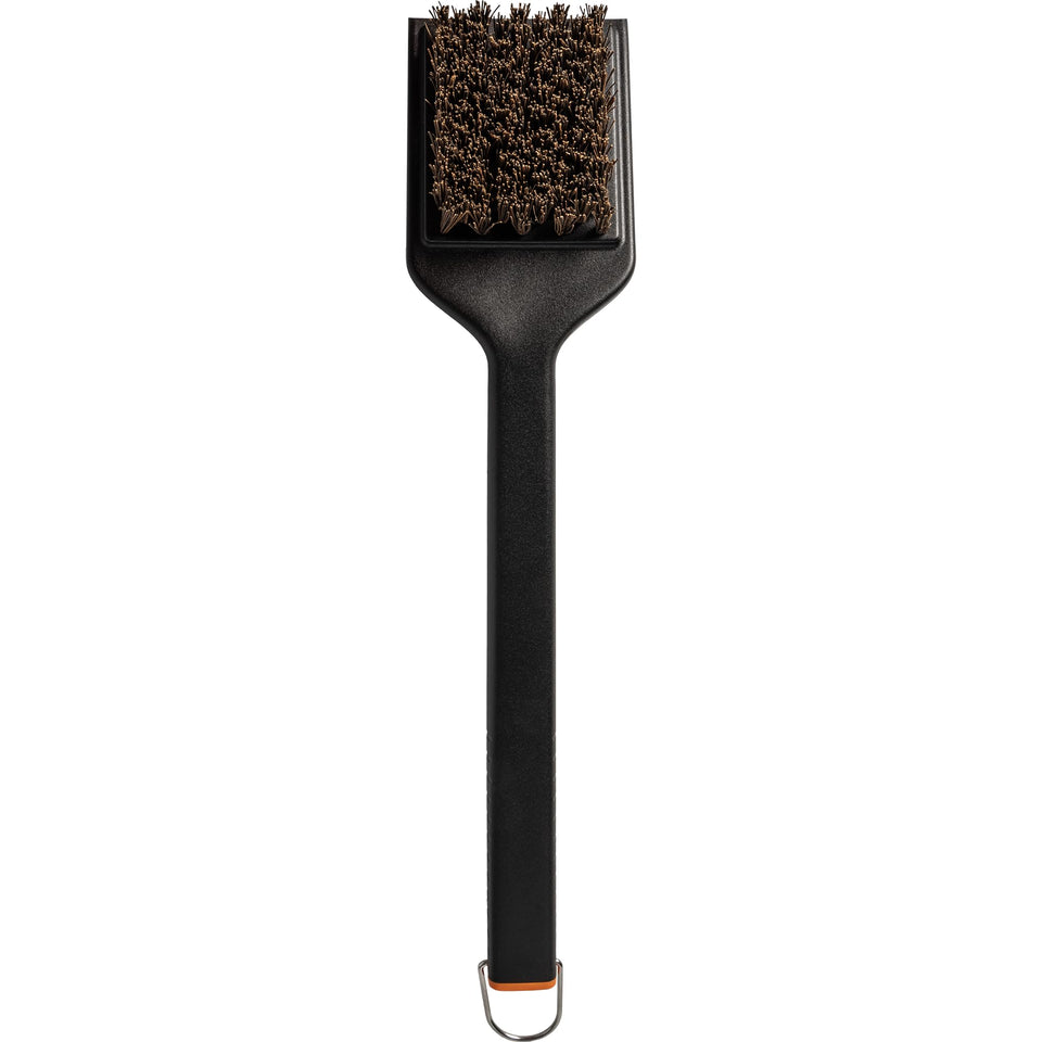 Traeger hot n' cold brush with palmyra bristles for tough grime removal.