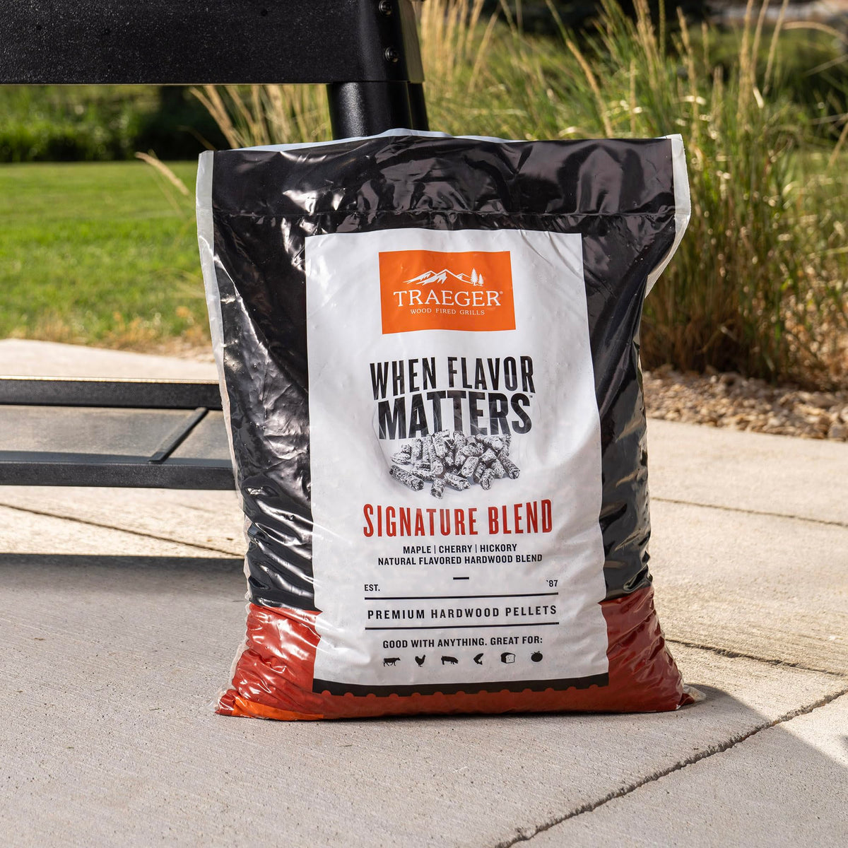 Traeger Signature Blend 18 lb bag highlights premium hardwood without binders