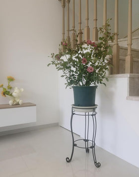 TREEZITEK black gazing stand blends with any garden setting.