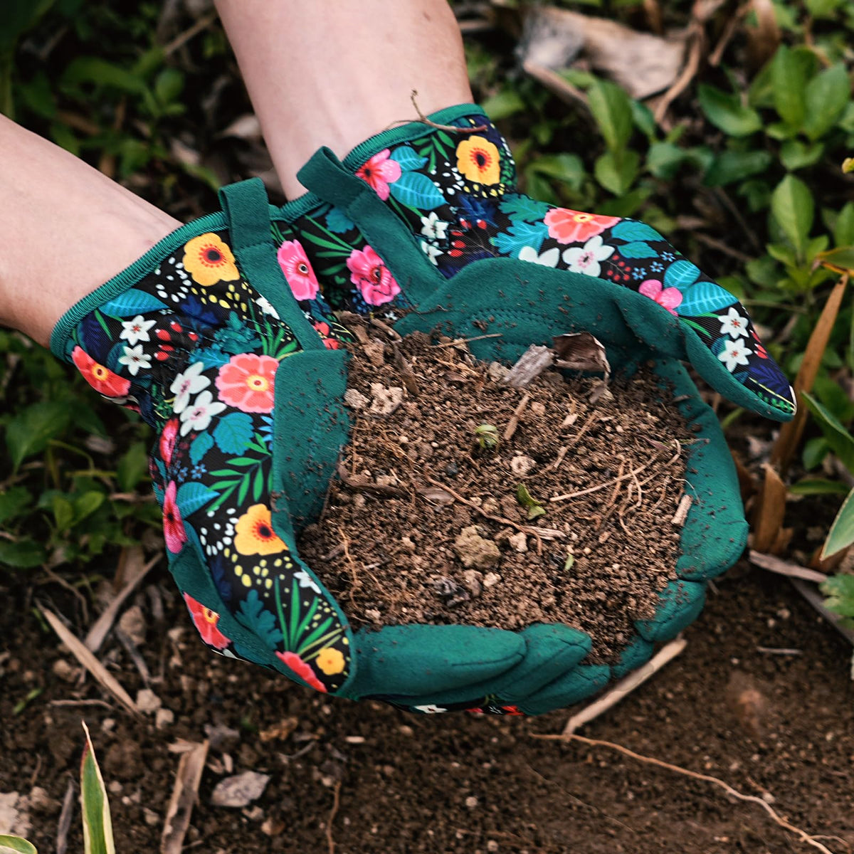 Trifabricy multi-purpose gloves suitable for pruning, planting, weeding and more.