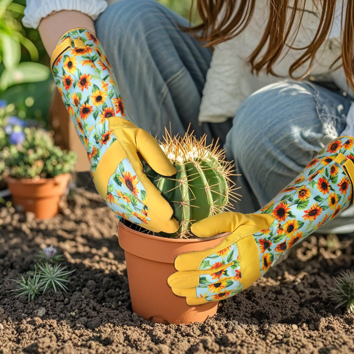 Trifabricy gloves suitable for general garden tasks like pruning and potting.