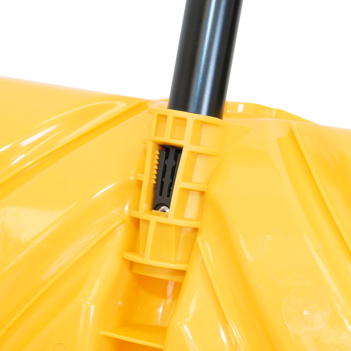 TRUE TEMPER quick-connect attachments simplify assembly and setup.
