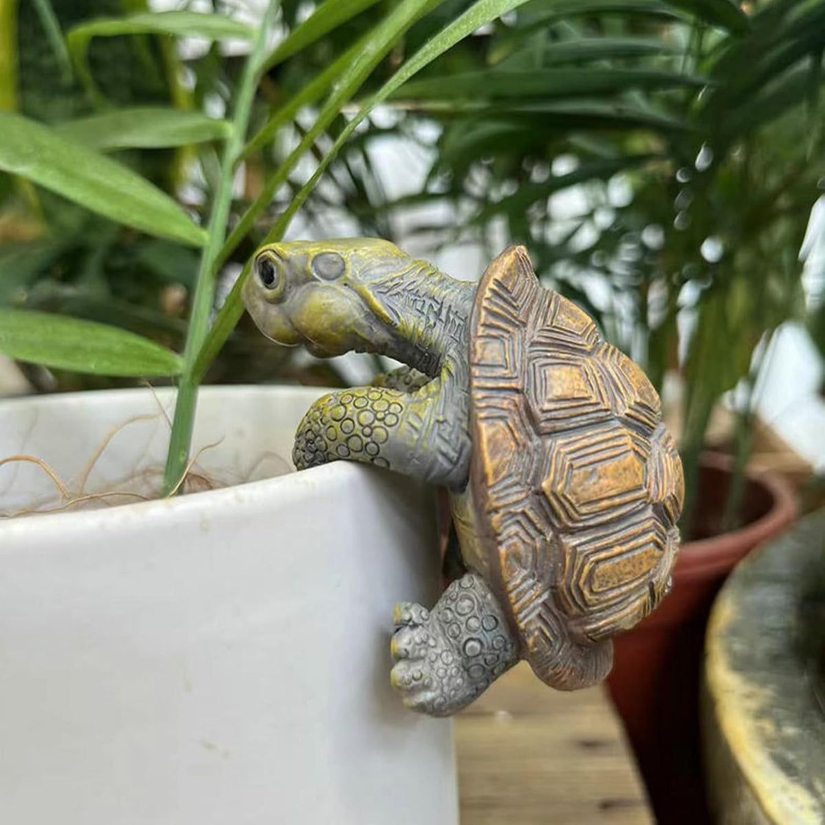 TSCVPJL Cute climbing tortoise hugger on a flower pot adds outdoor charm.
