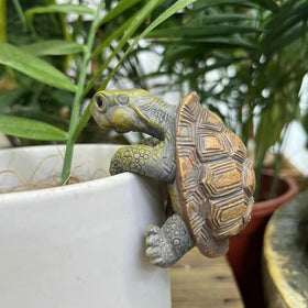 TSCVPJL Cute climbing tortoise hugger on a flower pot adds outdoor charm.