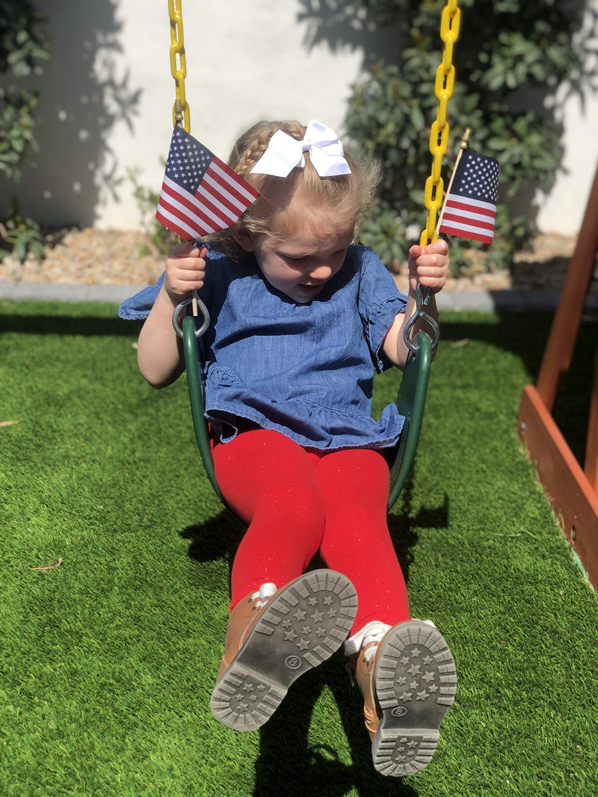 TUTARE 50 mini flags enhance home office patriotic ambiance.