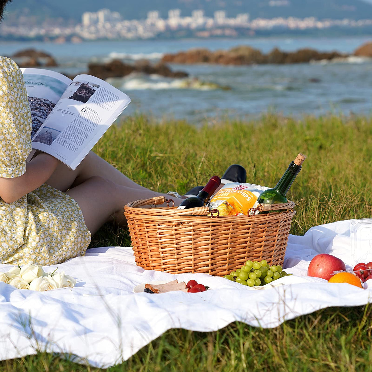  TwentyNext wicker basket handles folding for compact carry and space saving storage.