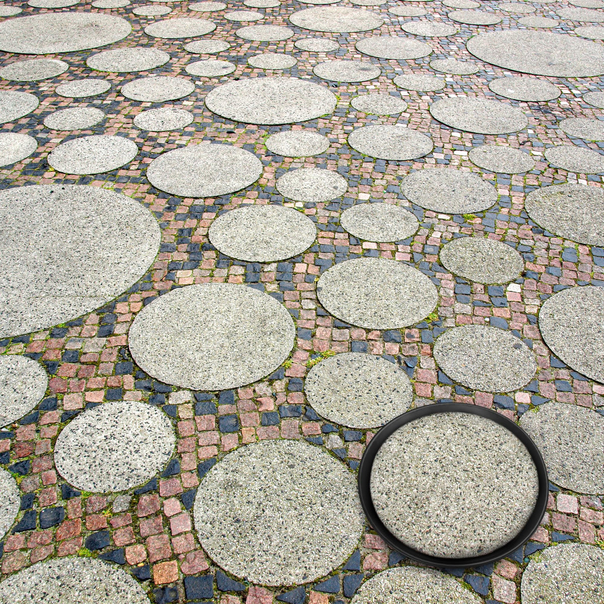 U0U three-piece mold set for crafting concrete garden stones.