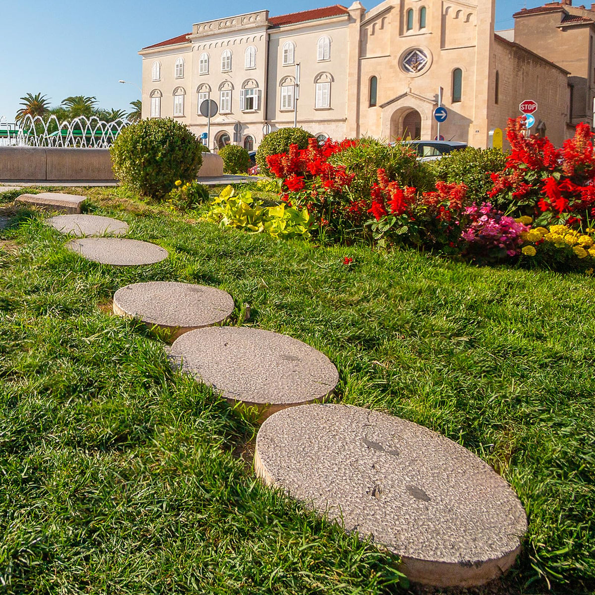 U0U round 12.6in mold supports bold patio transitions and long walkways.