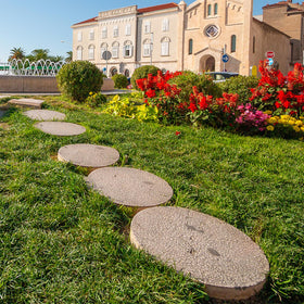 U0U round 12.6in mold supports bold patio transitions and long walkways.