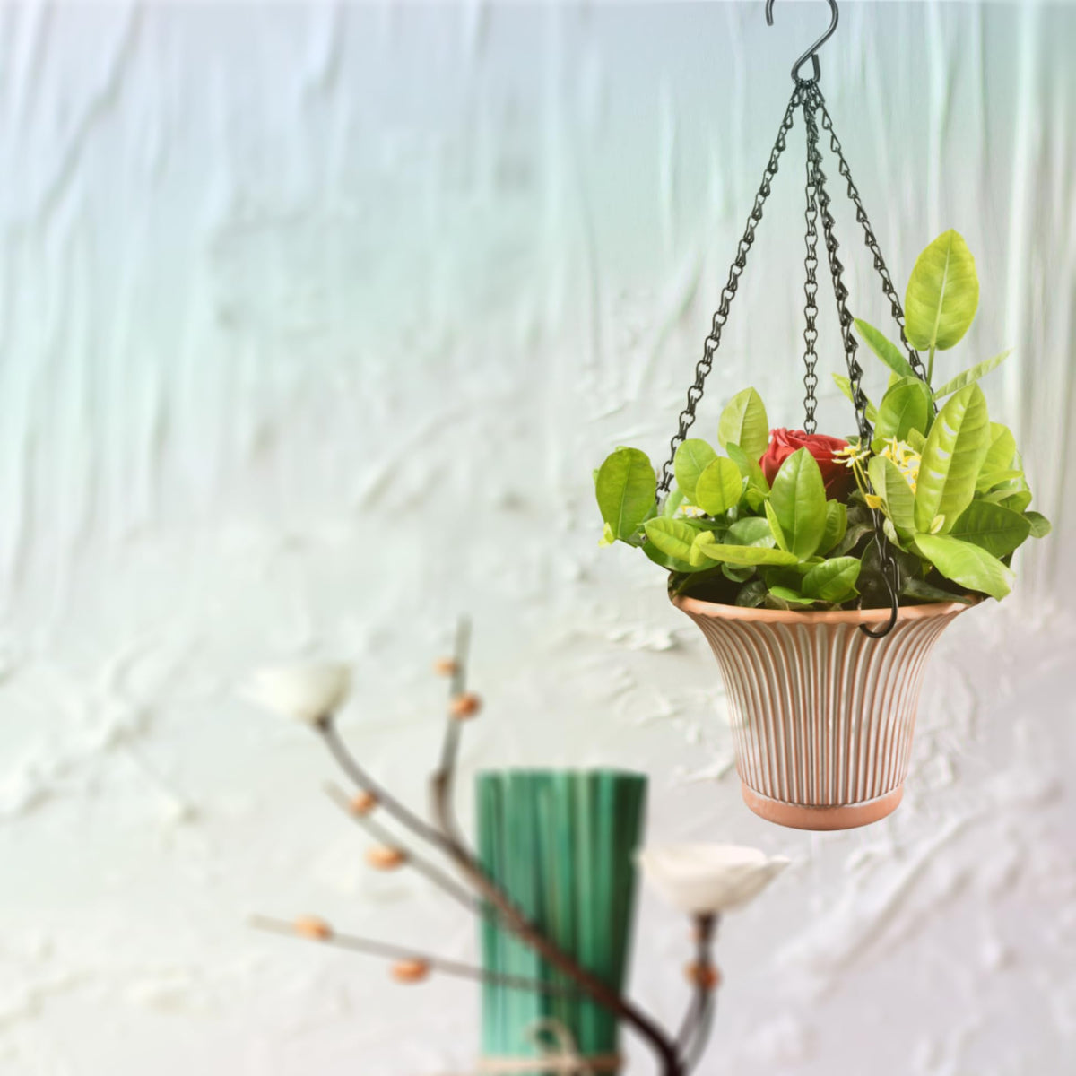 Uarepretty chain safely supports a heavy pot outdoors.
