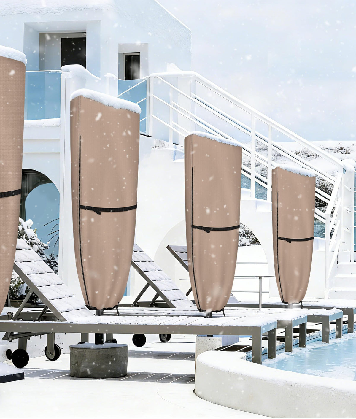 ULTCOVER full-coverage design keeps the umbrella protected and tidy