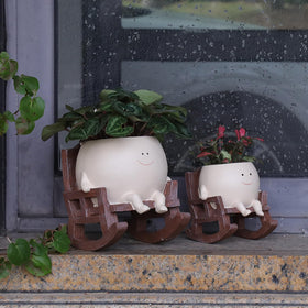 UMESONG Drainage-hole planter design helps easy watering management.