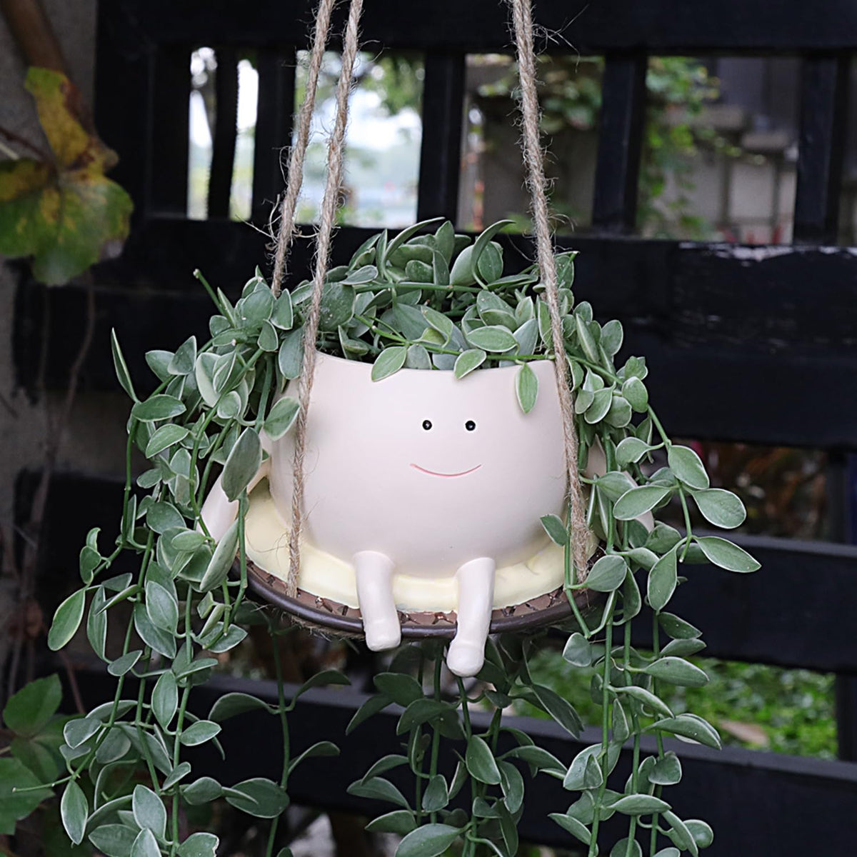 UMESONG head flowerpot adds character to desks, shelves, and balconies.