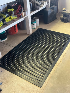 Uniboho bar kitchen mat endures heavy foot traffic while resisting slips.