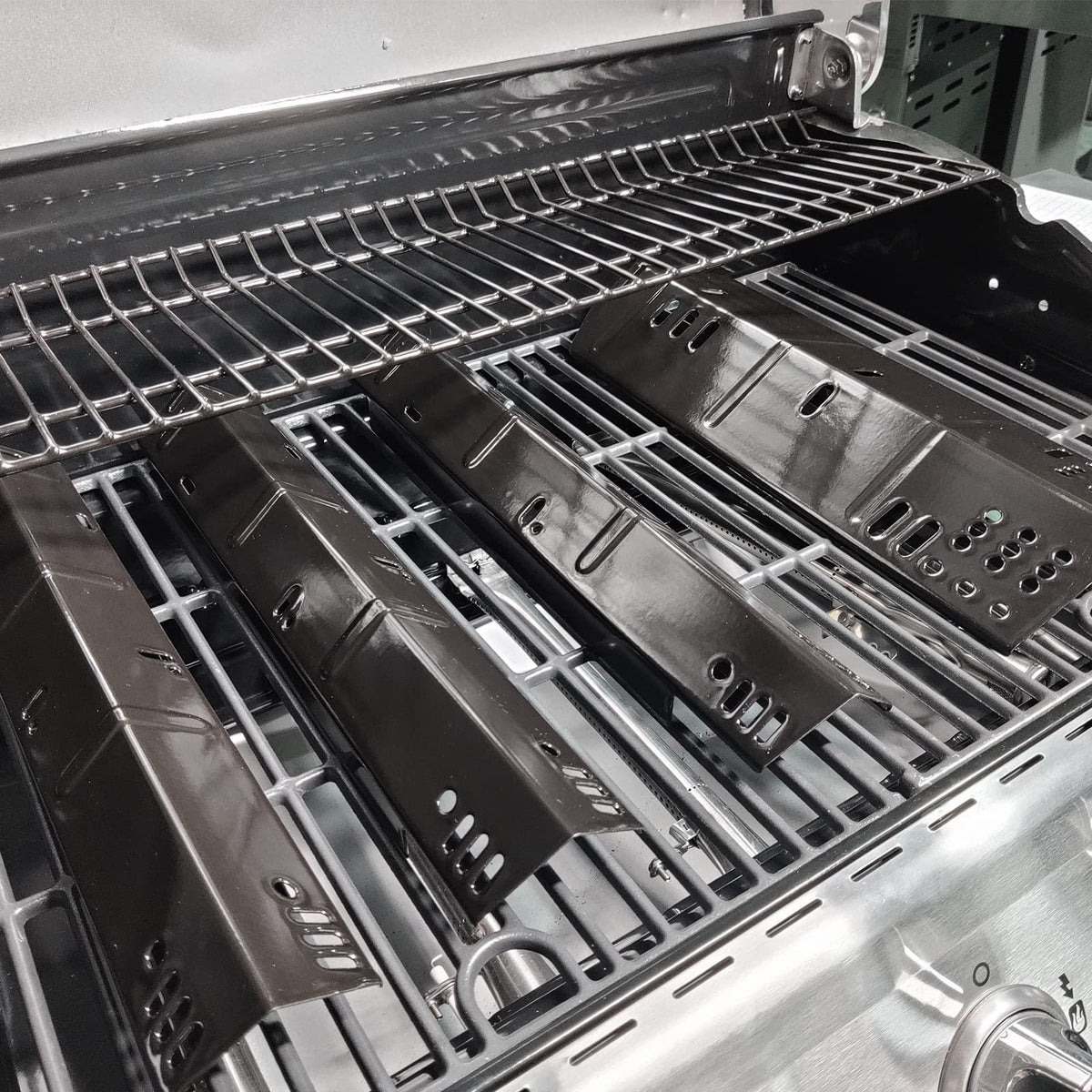 Uniflasy heat plate, easy-to-clean porcelain steel surface for less scrubbing after grilling.