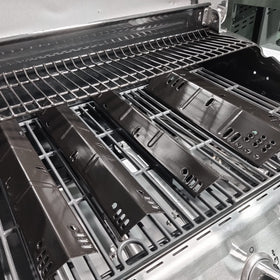 Uniflasy heat plate, easy-to-clean porcelain steel surface for less scrubbing after grilling.