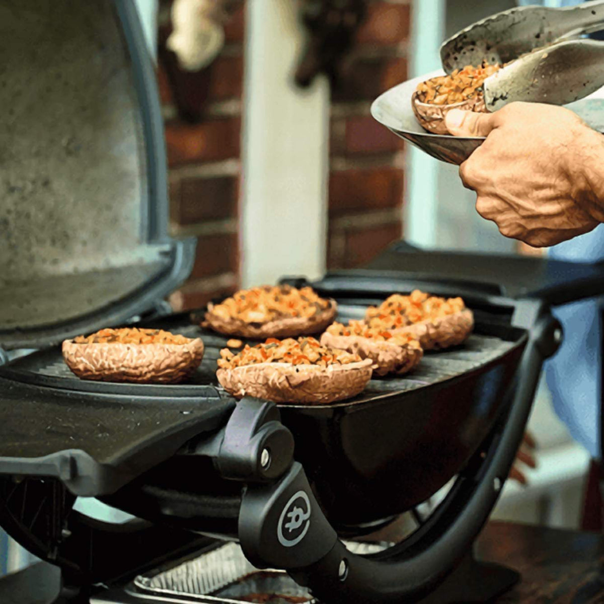 Cast iron grates by Uniflasy retain heat for longer grilling sessions