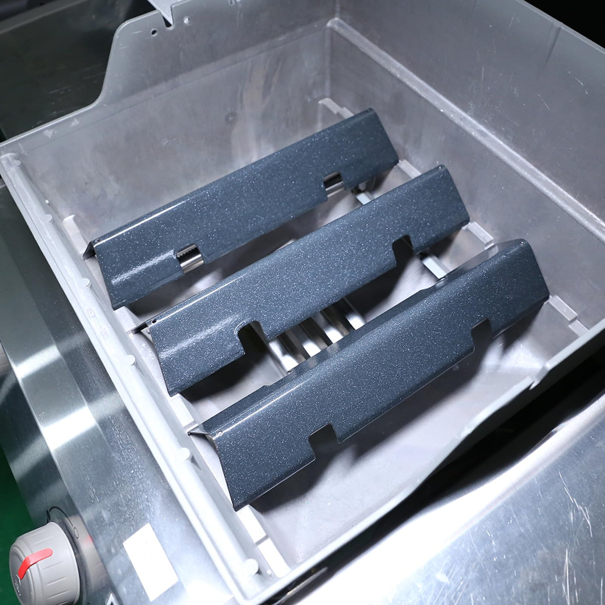 Porcelain-enameled steel heat plates offer durable corrosion resistance for long lasting use.