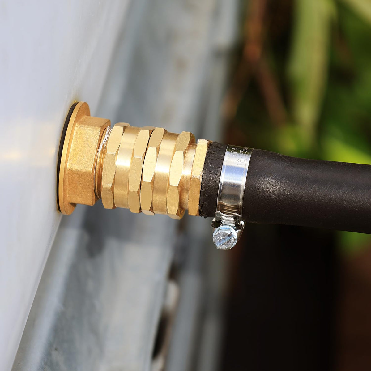 UNWAVER double-female hose connector swivel enables easier setup